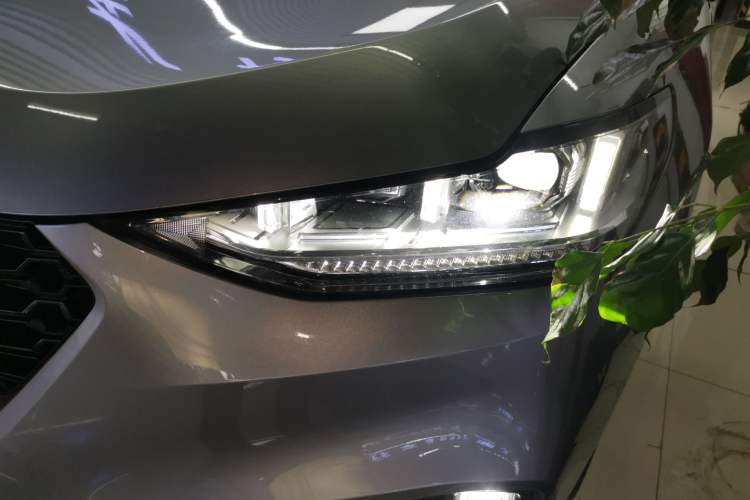 Used Wey VV6 2018 2.0T Two-Wheel-Drive Ultra-Luxury Version China V Standard Left Front Headlight