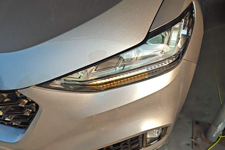Used Wey VV6 2018 2.0T Two-Wheel-Drive Ultra-Luxury Version China V Standard Left Front Headlight