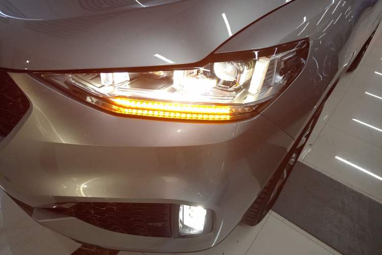 Used Wey VV6 2018 2.0T Two-Wheel-Drive Ultra-Luxury Version China V Standard Left Front Headlight