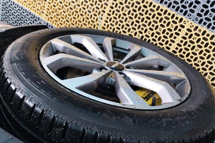 Used Wey VV6 2018 2.0T Two-Wheel Drive Flagship Version China V Standard Left Front Wheel Hub