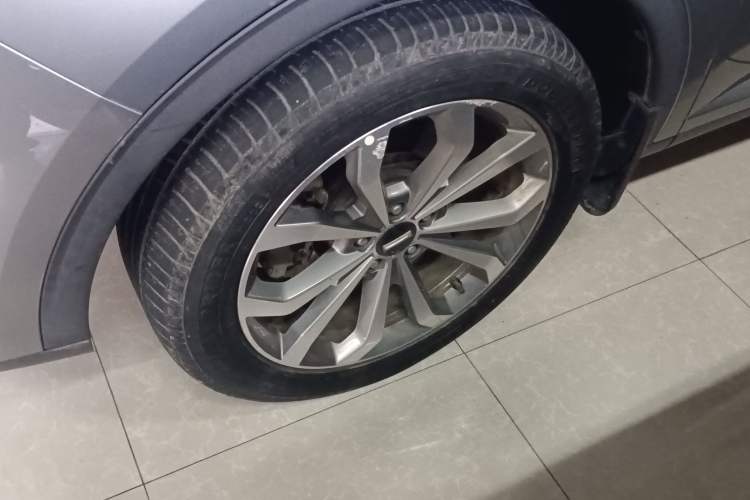 Used Wey VV6 2018 2.0T Two-Wheel-Drive Ultra-Luxury Version China V Standard Left Front Wheel Hub
