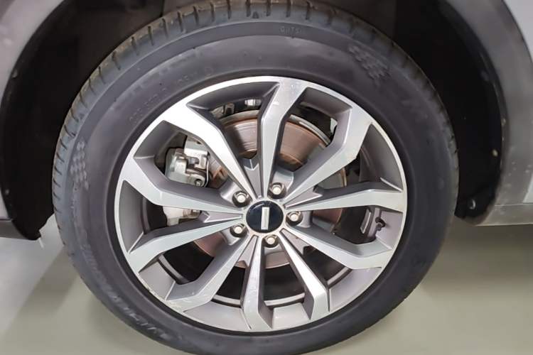 Used Wey VV6 2018 2.0T Two-Wheel-Drive Ultra-Luxury Version China V Standard Left Front Wheel Hub