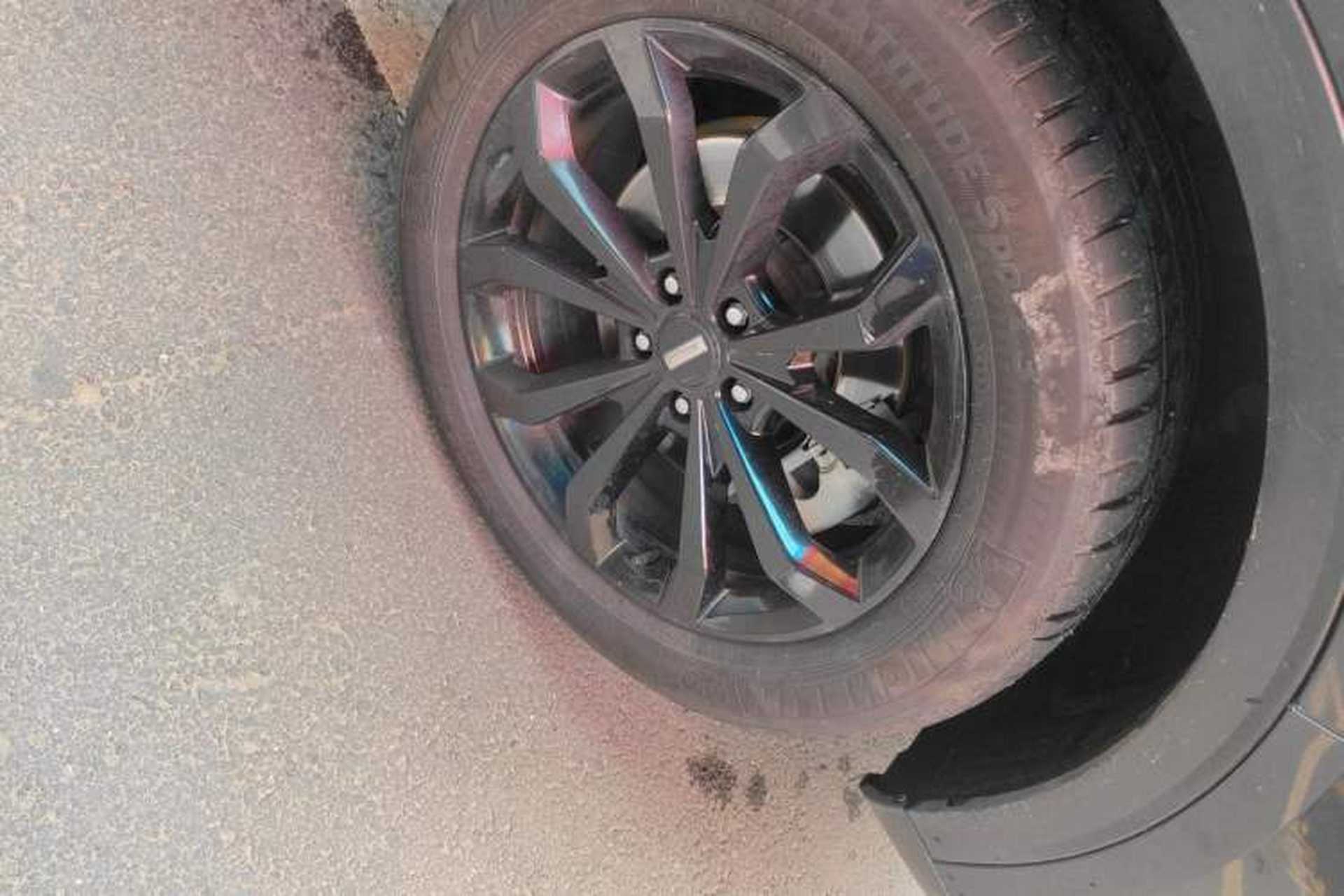 Used Wey VV6 2018 2.0T Two-Wheel-Drive Ultra-Luxury Version China V Standard Right Front Wheel Hub