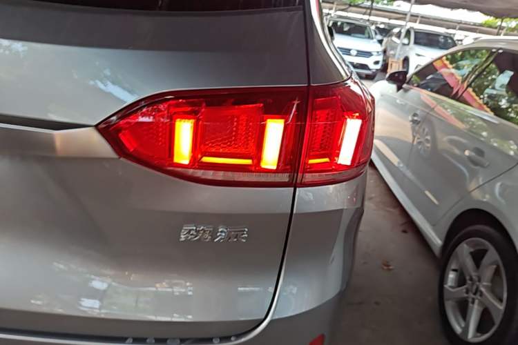 Used Wey VV6 2018 2.0T Two-Wheel-Drive Ultra-Luxury Version China V Standard Right Rear Taillight