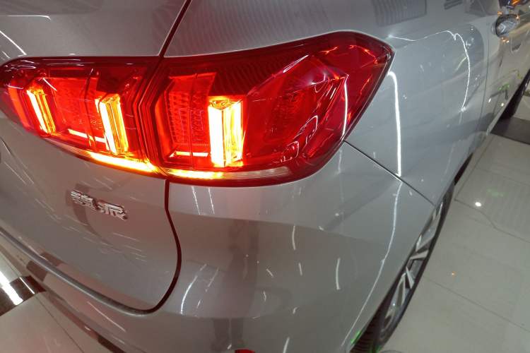 Used Wey VV6 2018 2.0T Two-Wheel-Drive Ultra-Luxury Version China V Standard Right Rear Taillight