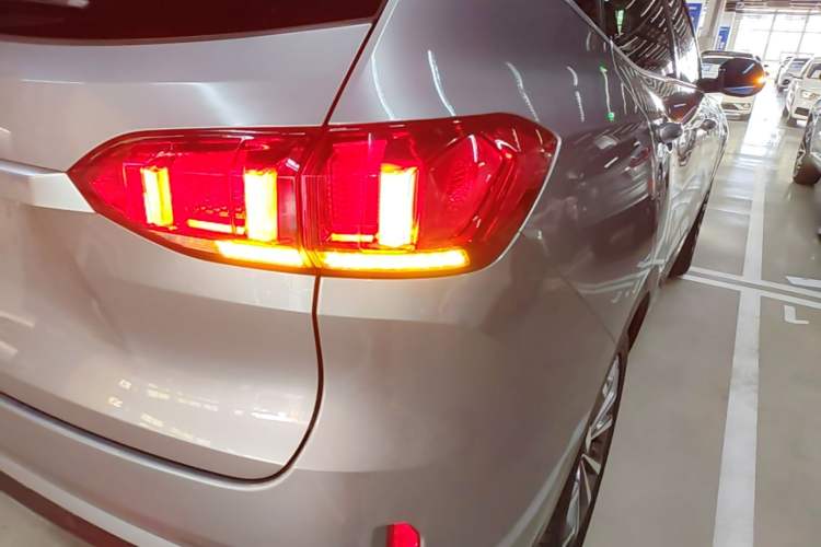 Used Wey VV6 2018 2.0T Two-Wheel-Drive Ultra-Luxury Version China V Standard Right Rear Taillight