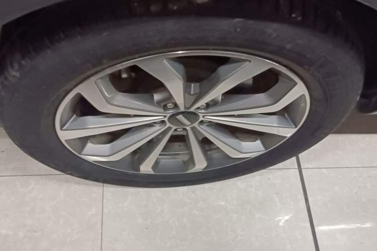 Used Wey VV6 2018 2.0T Two-Wheel-Drive Ultra-Luxury Version China V Standard Right Rear Wheel Hub