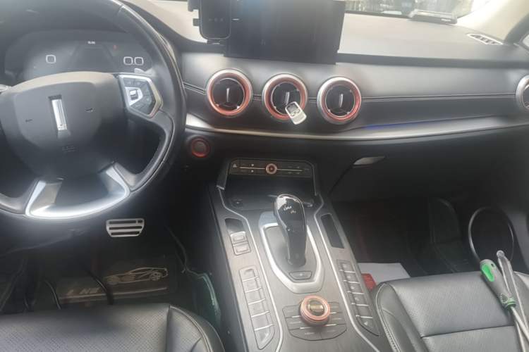 Used Wey VV6 2018 2.0T Two-Wheel-Drive Ultra-Luxury Version China V Standard Audio And AC Panel