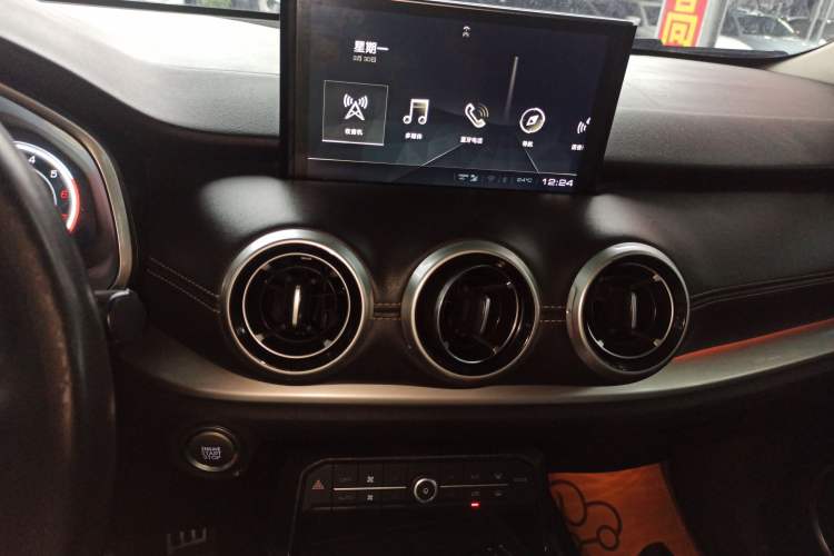 Used Wey VV6 2018 2.0T Four-Wheel Drive Flagship Version China V Standard Audio And AC Panel