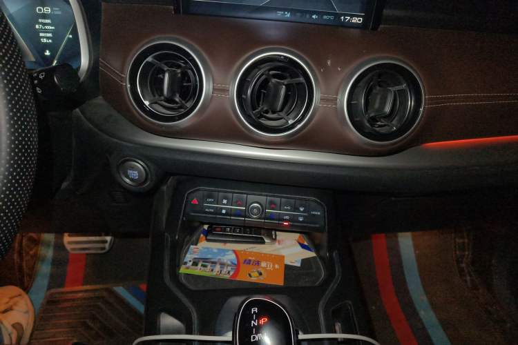 Used Wey VV6 2018 2.0T Two-Wheel-Drive Ultra-Luxury Version China V Standard Audio And AC Panel