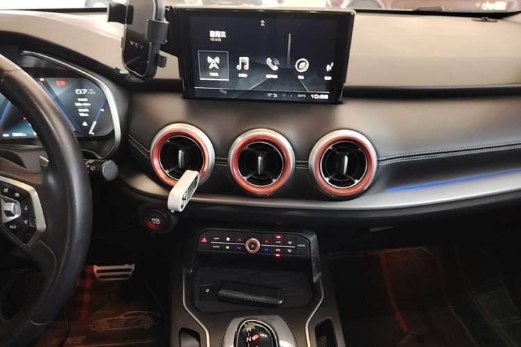 Used Wey VV6 2018 2.0T Two-Wheel-Drive Ultra-Luxury Version China V Standard Audio And AC Panel