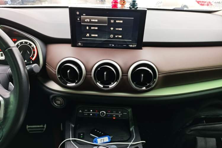 Used Wey VV6 2018 2.0T Two-Wheel-Drive Ultra-Luxury Version China V Standard Audio And AC Panel