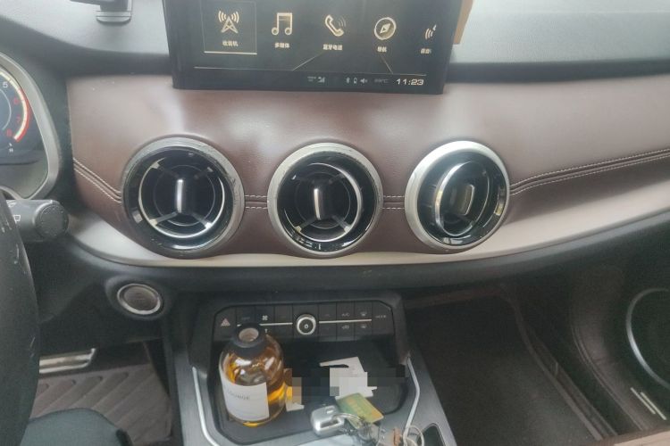 Used Wey VV6 2018 2.0T Two-Wheel-Drive Ultra-Luxury Version China V Standard Audio And AC Panel