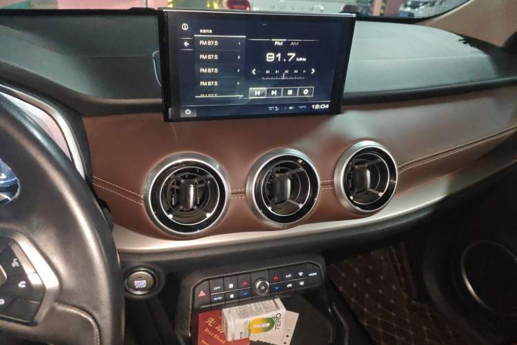 Used Wey VV6 2018 2.0T Two-Wheel Drive Luxury Version China V Standard Audio And AC Panel