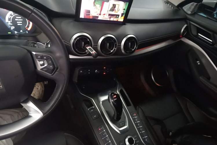 Used Wey VV6 2018 2.0T Two-Wheel-Drive Ultra-Luxury Version China V Standard Audio And AC Panel