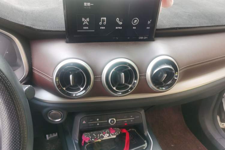 Used Wey VV6 2018 2.0T Two-Wheel-Drive Ultra-Luxury Version China V Standard Audio And AC Panel