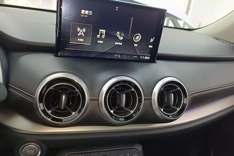 Used Wey VV6 2018 2.0T Two-Wheel-Drive Ultra-Luxury Version China V Standard Audio And AC Panel
