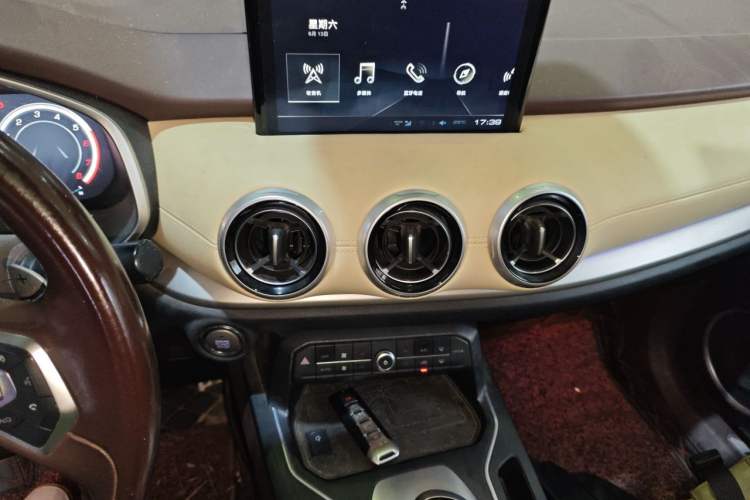 Used Wey VV6 2018 2.0T Two-Wheel-Drive Ultra-Luxury Version China V Standard Audio And AC Panel