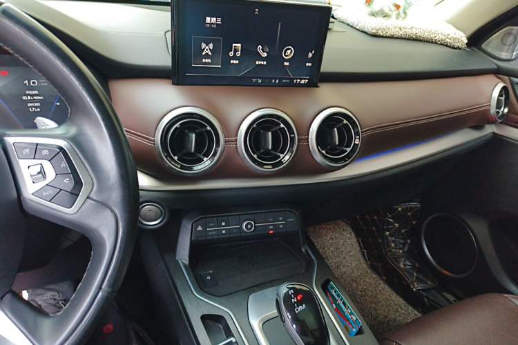 Used Wey VV6 2018 2.0T Two-Wheel-Drive Ultra-Luxury Version China V Standard Audio And AC Panel
