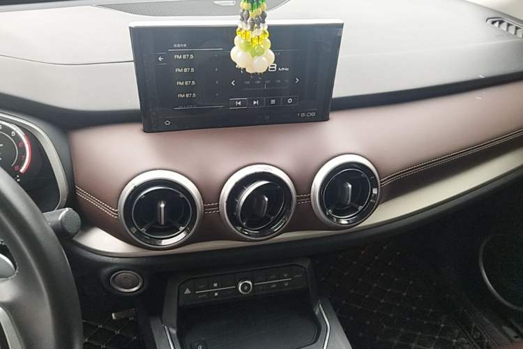 Used Wey VV6 2018 2.0T Two-Wheel-Drive Ultra-Luxury Version China V Standard Audio And AC Panel