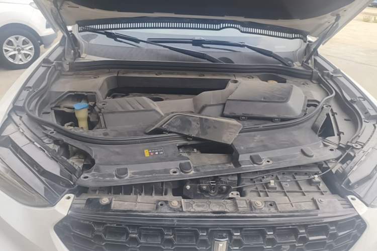Used Wey VV6 2018 2.0T Two-Wheel-Drive Ultra-Luxury Version China V Standard Engine Bay