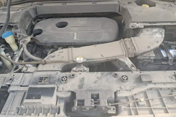 Used Wey VV6 2018 2.0T Two-Wheel-Drive Ultra-Luxury Version China V Standard Engine Bay