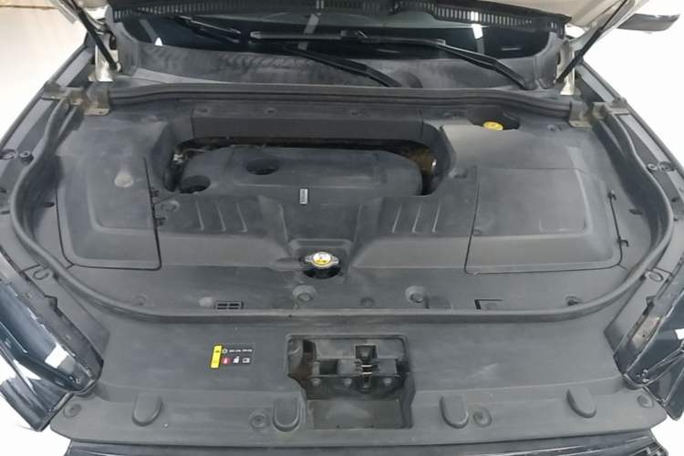 Used Wey VV6 2018 2.0T Two-Wheel-Drive Ultra-Luxury Version China V Standard Engine Bay