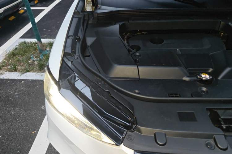 Used Wey VV6 2018 2.0T Two-Wheel-Drive Ultra-Luxury Version China V Standard Engine Bay Right