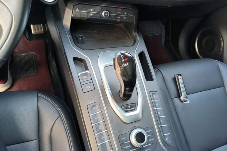 Used Wey VV6 2018 2.0T Two-Wheel-Drive Ultra-Luxury Version China V Standard Gear Lever