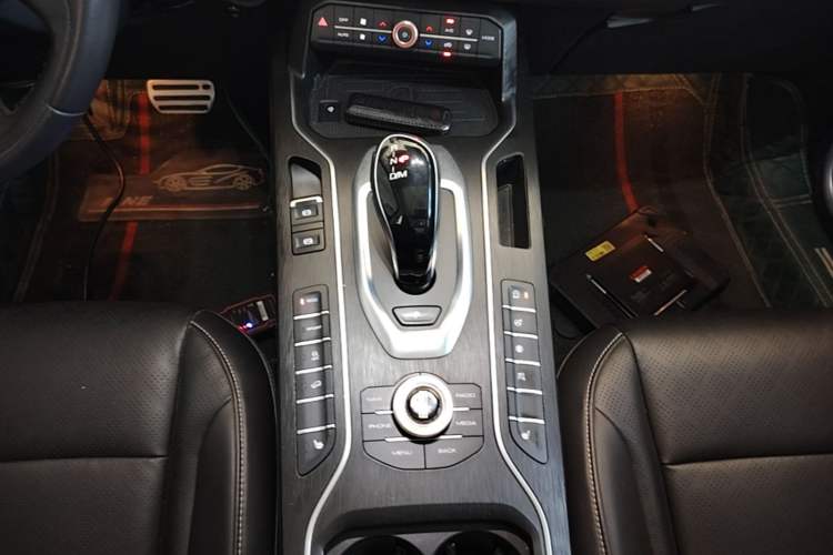 Used Wey VV6 2018 2.0T Two-Wheel-Drive Ultra-Luxury Version China V Standard Gear Lever
