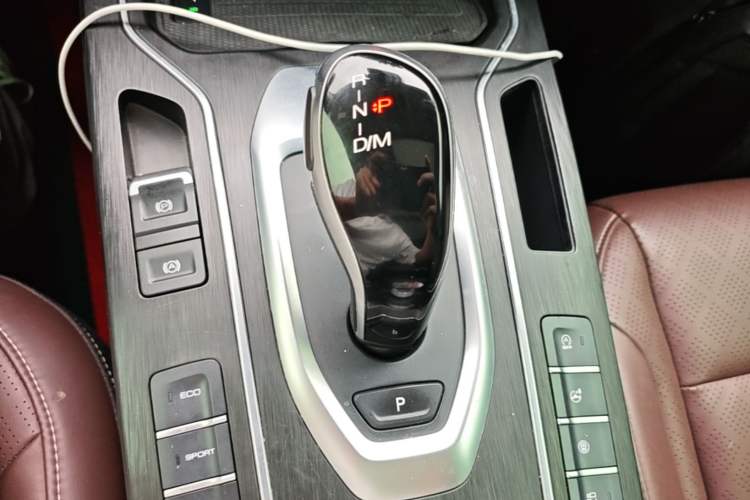 Used Wey VV6 2018 2.0T Two-Wheel-Drive Ultra-Luxury Version China V Standard Gear Lever