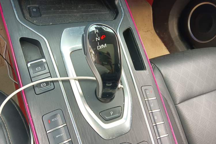 Used Wey VV6 2018 2.0T Two-Wheel-Drive Ultra-Luxury Version China V Standard Gear Lever