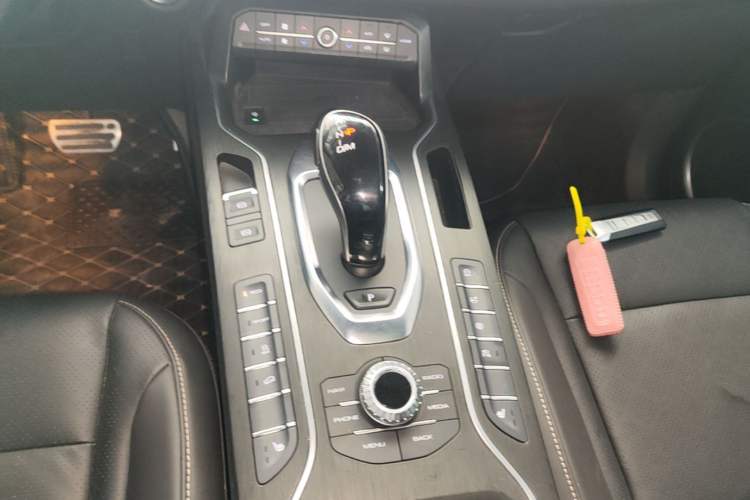 Used Wey VV6 2018 2.0T Two-Wheel-Drive Ultra-Luxury Version China V Standard Gear Lever