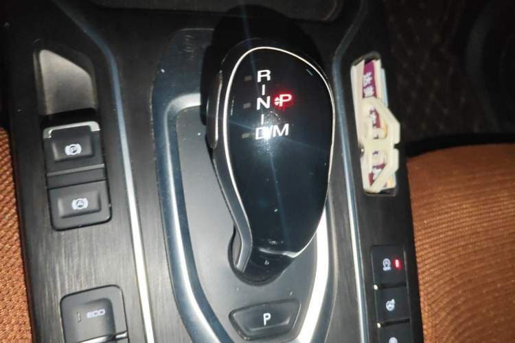 Used Wey VV6 2018 2.0T Two-Wheel Drive Luxury Version China V Standard Gear Lever