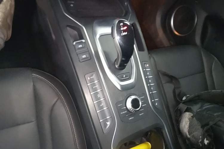 Used Wey VV6 2018 2.0T Two-Wheel-Drive Ultra-Luxury Version China V Standard Gear Lever