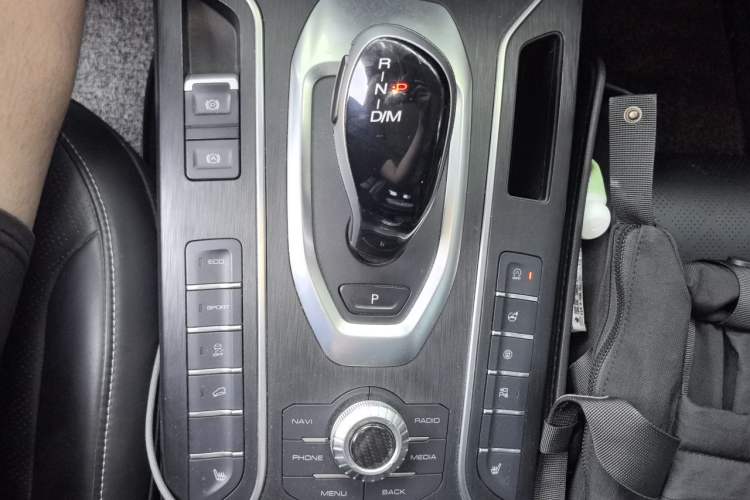 Used Wey VV6 2018 2.0T Two-Wheel-Drive Ultra-Luxury Version China V Standard Gear Lever
