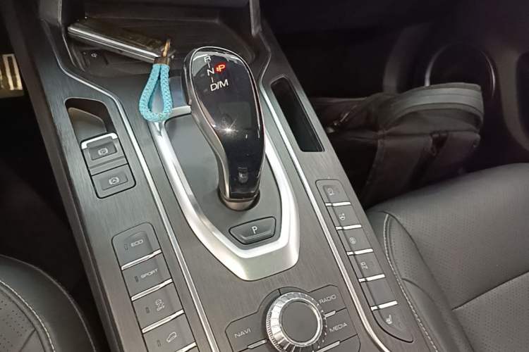 Used Wey VV6 2018 2.0T Two-Wheel-Drive Ultra-Luxury Version China V Standard Gear Lever