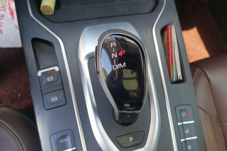Used Wey VV6 2018 2.0T Two-Wheel-Drive Ultra-Luxury Version China V Standard Gear Lever