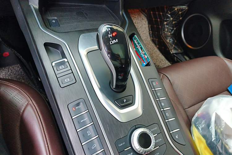 Used Wey VV6 2018 2.0T Two-Wheel-Drive Ultra-Luxury Version China V Standard Gear Lever