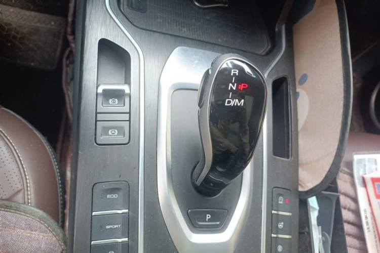 Used Wey VV6 2018 2.0T Two-Wheel-Drive Ultra-Luxury Version China V Standard Gear Lever