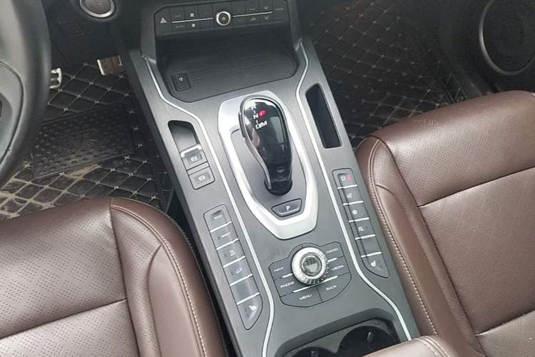Used Wey VV6 2018 2.0T Two-Wheel-Drive Ultra-Luxury Version China V Standard Gear Lever