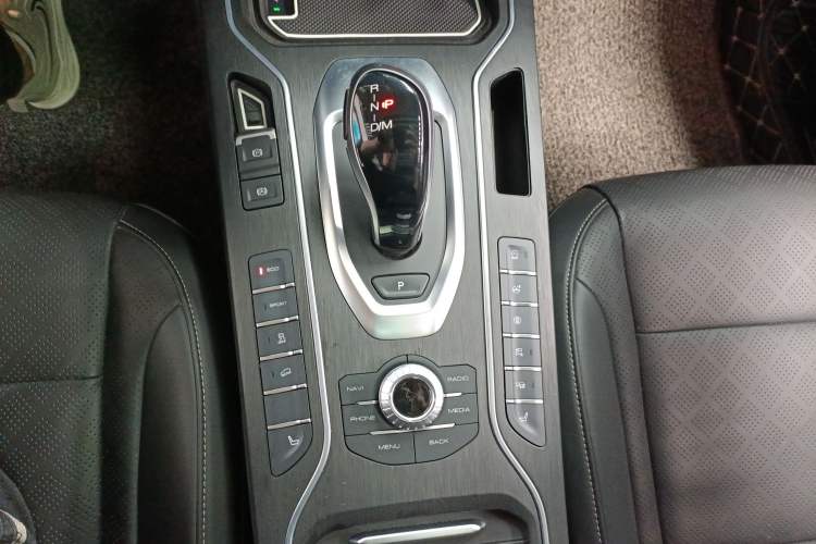 Used Wey VV6 2018 2.0T Two-Wheel Drive Flagship Version China V Standard Gear Lever
