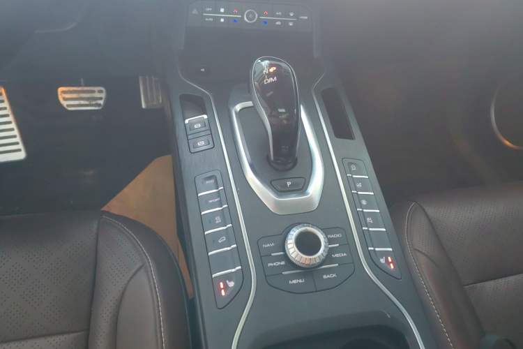 Used Wey VV6 2018 2.0T Two-Wheel-Drive Ultra-Luxury Version China V Standard Gear Lever
