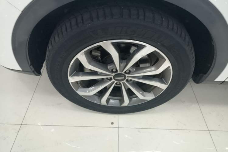 Used Wey VV6 2018 2.0T Two-Wheel-Drive Ultra-Luxury Version China V Standard Left Front Wheel Hub