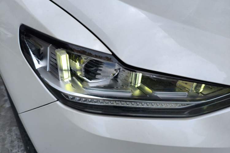 Used Wey VV6 2018 2.0T Two-Wheel Drive Flagship Version China V Standard Right Front Headlight