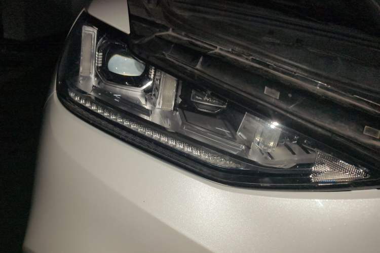 Used Wey VV6 2018 2.0T Two-Wheel-Drive Ultra-Luxury Version China V Standard Right Front Headlight