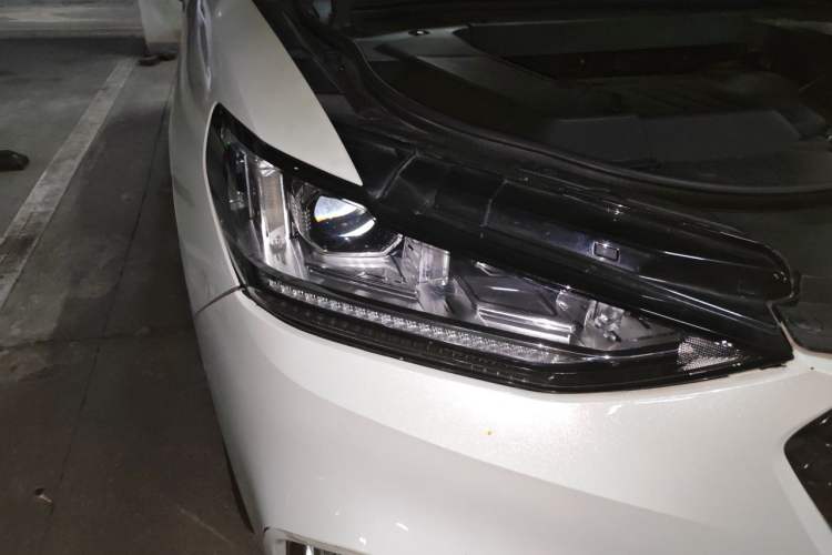 Used Wey VV6 2018 2.0T Two-Wheel-Drive Ultra-Luxury Version China V Standard Right Front Headlight