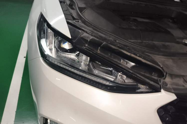 Used Wey VV6 2018 2.0T Two-Wheel-Drive Ultra-Luxury Version China V Standard Right Front Headlight