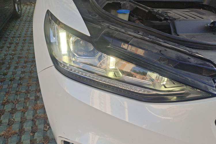 Used Wey VV6 2018 2.0T Two-Wheel-Drive Ultra-Luxury Version China V Standard Right Front Headlight