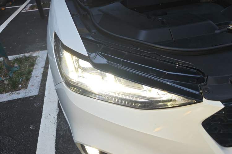 Used Wey VV6 2018 2.0T Two-Wheel-Drive Ultra-Luxury Version China V Standard Right Front Headlight